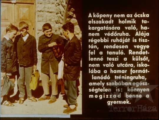 THM-DIA-2018.2.24.31 - Az óvodások és iskolások öltöztetése